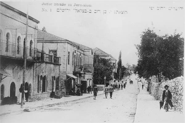 Улица Яффо в Иерусалиме, 1912 год. Фотография Яакова Бен-Дова — городской пейзаж эпохи ранних киносъёмок.