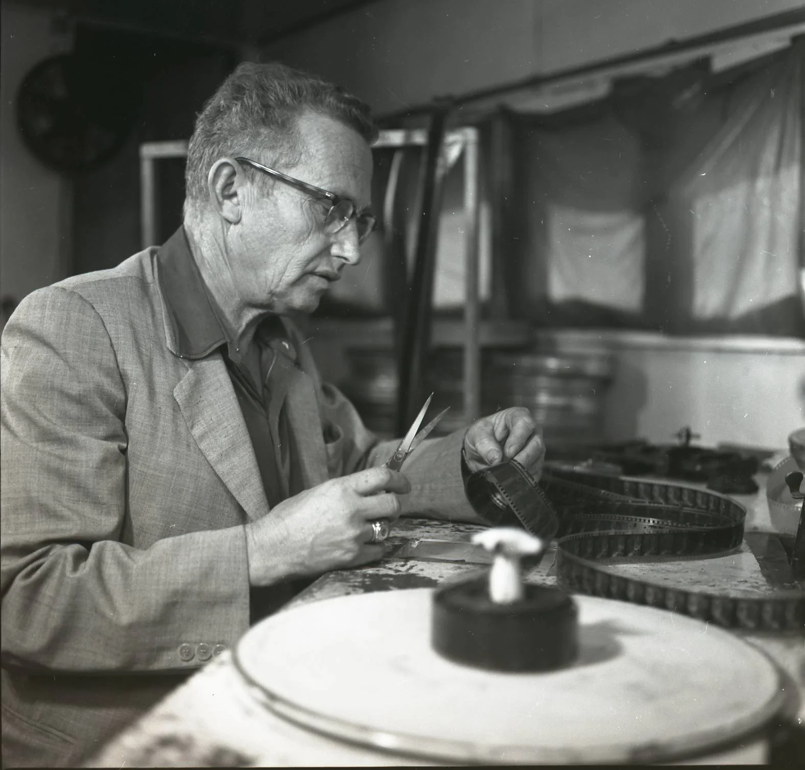 Натан Аксельрод за работой с киноплёнкой, 1963 год. Поздний снимок создателя кинохроник «Моледет» и «Кармель».